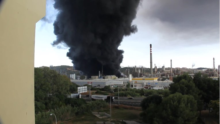 Gori kemijsko postrojenje u Španjolskoj, pogledajte snimku